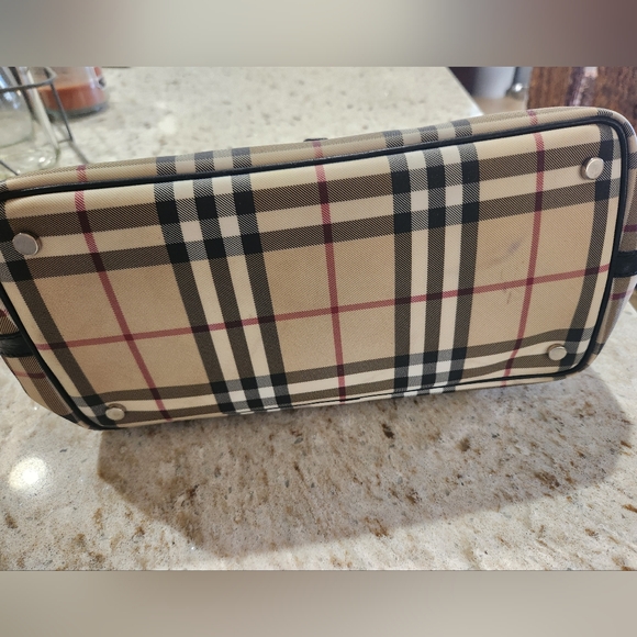 Burberry House Check Buckle Tote Bag - Picture 9 of 16